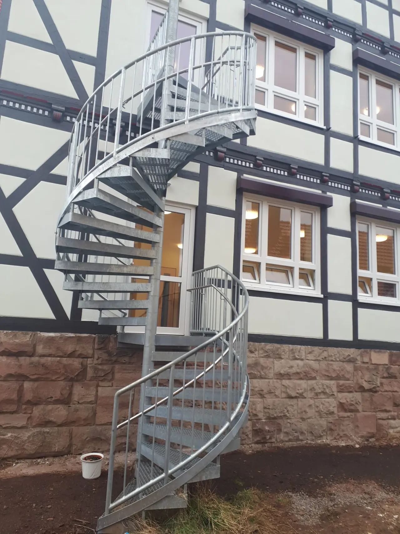 Verzinkte Wendeltreppe an einem Fachwerkhaus