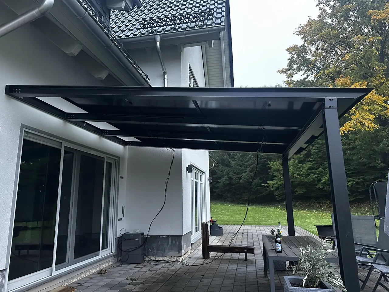 Terrassenüberdachung aus Stahl an einem Wohnhaus